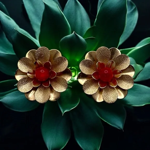 Cute Vintage Sarah Coventry Exotic Flower Clip Earrings Gold Tone Red Moonglow - Picture 2 of 12